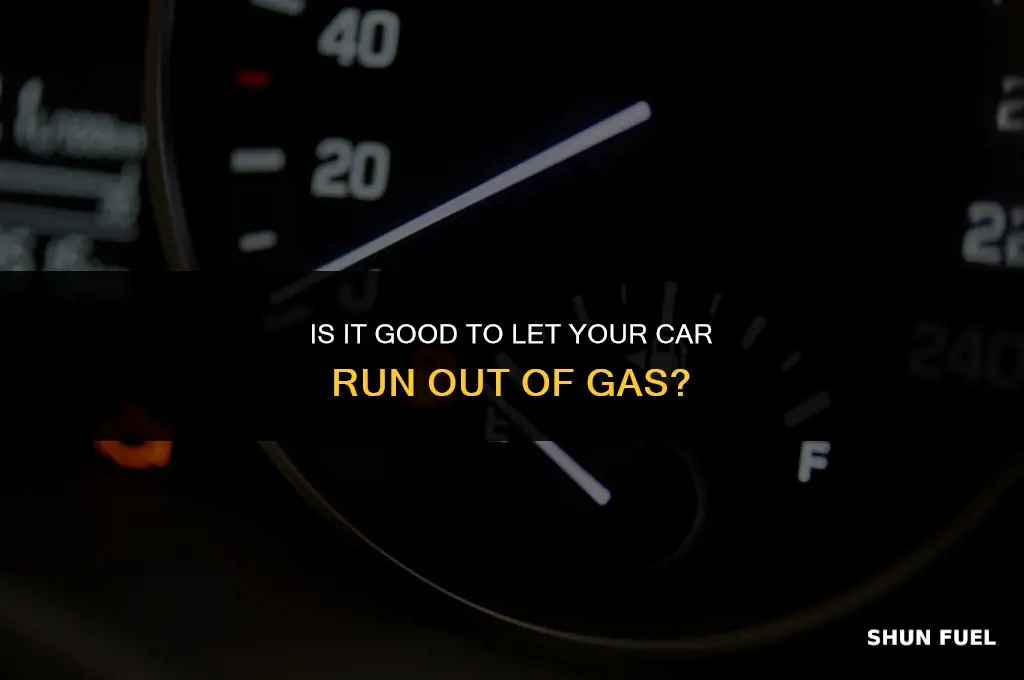 es bueno dejar vaciar el carronde gasolina