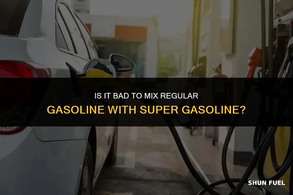 es malo mezclar gasolina regular con super