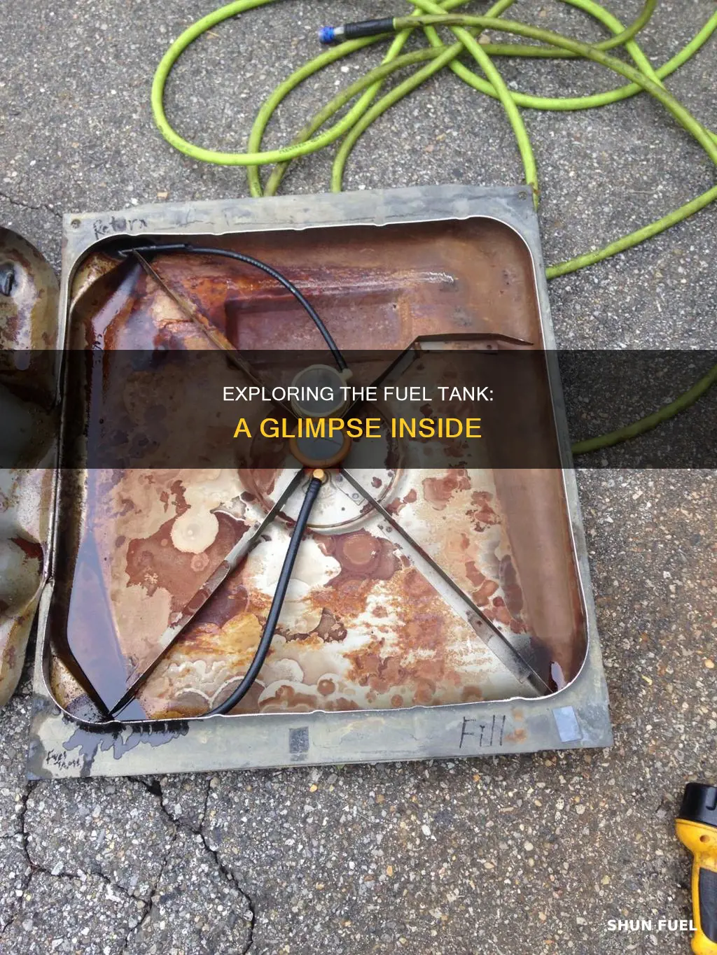 what does the inside of a fuel tank look like